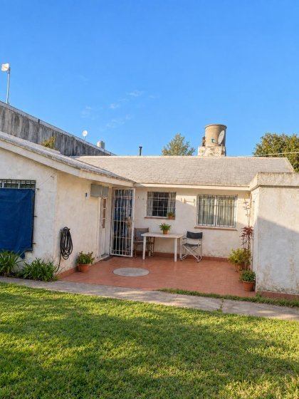 Atractiva Inversión! Casa Interior con buenas comodidades.
