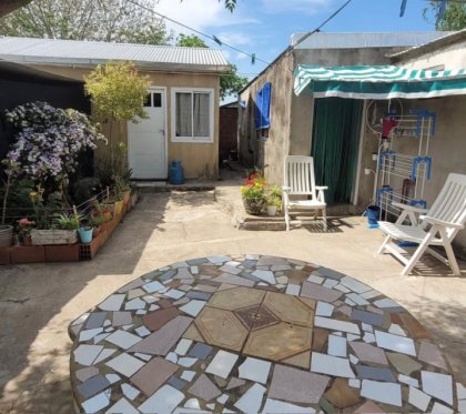 Casa en Bo Padre Respuela c/ 2 dptos internos. Ideal Inversión Acepta Permuta.