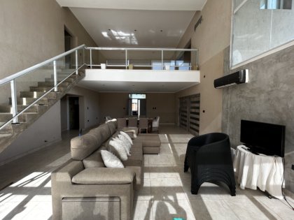 Imponente Casa Quinta - Moderna / Combina Elegancia y Diseño.