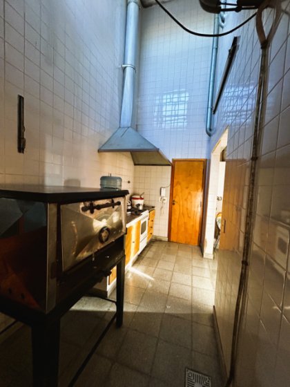 Casa con buena arquitectura con local comercial para gastronomía.