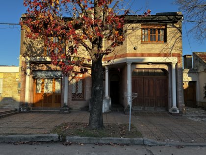 Casa con buena arquitectura con local comercial para gastronomía.