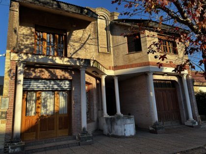 Casa con buena arquitectura con local comercial para gastronomía.