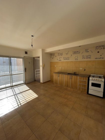 Departamento 2 ambientes por escalera, listo para habitar