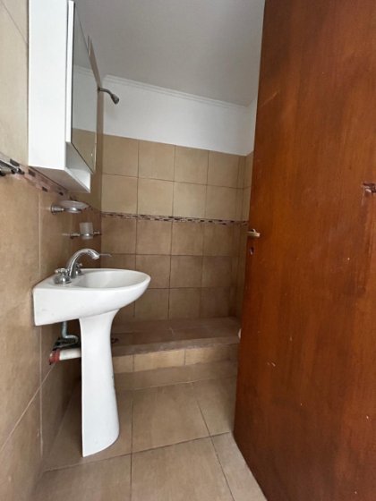 Departamento 2 ambientes por escalera, listo para habitar