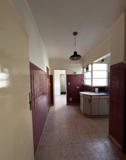 Clásico Departamento de Época para Rediseñar en Pleno Centro.