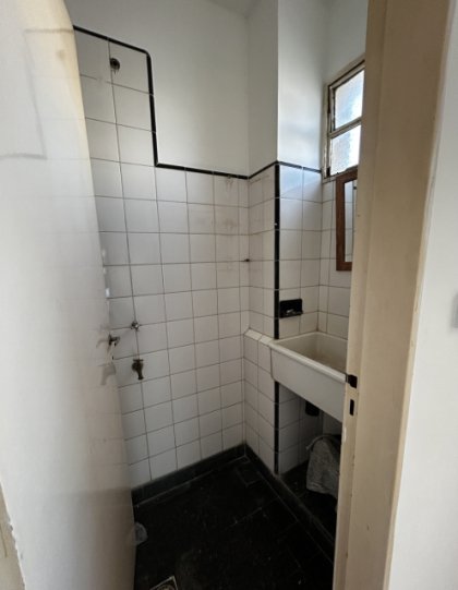 Clásico Departamento de Época para Rediseñar en Pleno Centro.