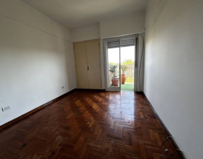 Clásico Departamento de Época para Rediseñar en Pleno Centro.