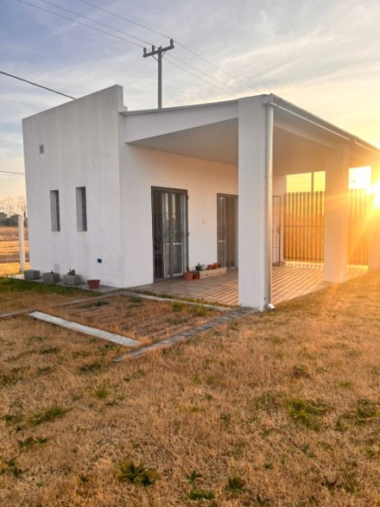 Quincho con galería semicubierta,  ubicado en un amplio terreno en esquina.