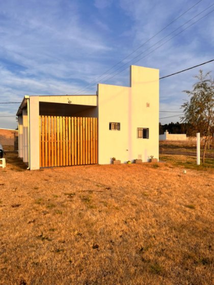 Quincho con galería semicubierta,  ubicado en un amplio terreno en esquina.