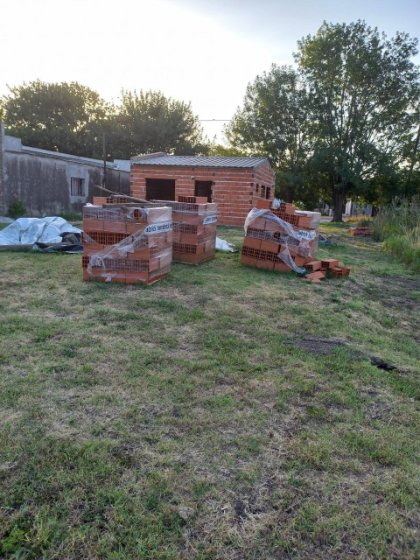 Terreno con Edificación nueva de casa a terminar .