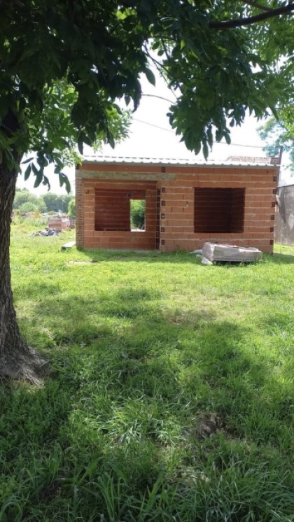 Terreno con Edificación nueva de casa a terminar .