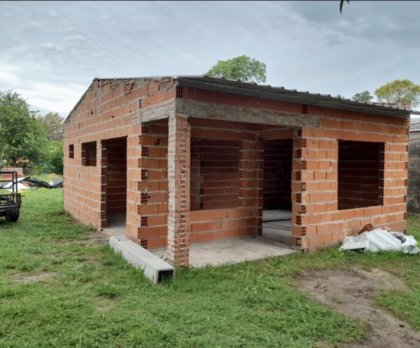 Terreno con Edificación nueva de casa a terminar .