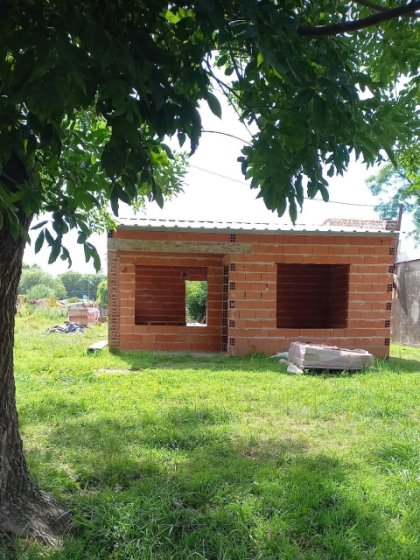 Terreno con Edificación nueva de casa a terminar .