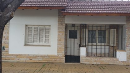 Casa familiar en barrio Belgrano.