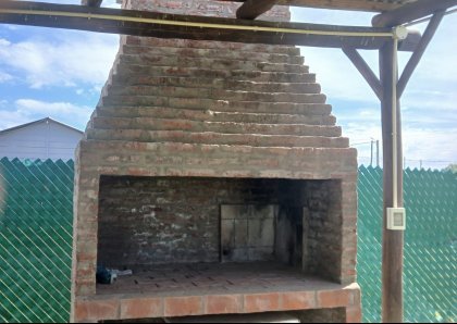 Quincho / Parrilla / Pileta sobre amplio terreno.
