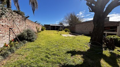 Casa con 3 dormitorios / Amplio terreno y departamento interno.