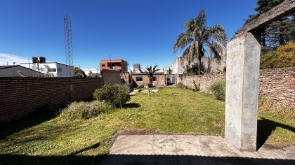 Casa con 3 dormitorios / Amplio terreno y departamento interno.