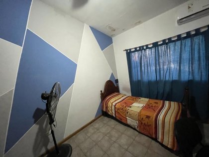 Casa con 3 dormitorios / Amplio terreno y departamento interno.