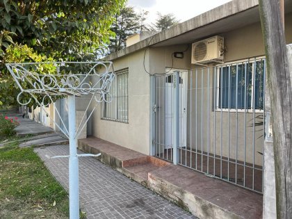 Casa con 3 dormitorios / Amplio terreno y departamento interno.