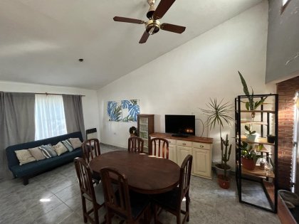 Casa con 3 dormitorios / Amplio terreno y departamento interno.
