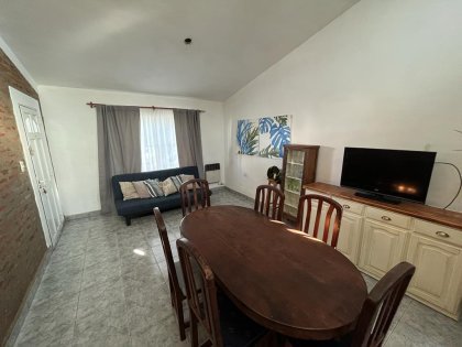 Casa con 3 dormitorios / Amplio terreno y departamento interno.