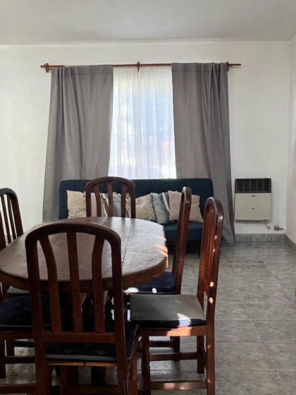 Casa con 3 dormitorios / Amplio terreno y departamento interno.