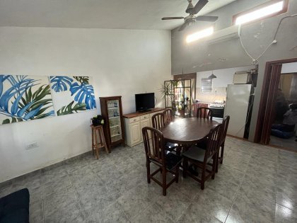 Casa con 3 dormitorios / Amplio terreno y departamento interno.