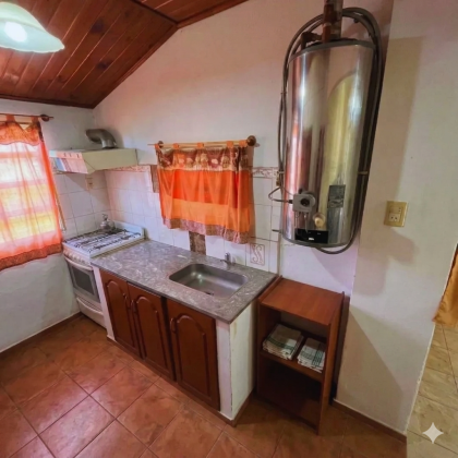 Casa con 3 dormitorios / Amplio terreno y departamento interno.