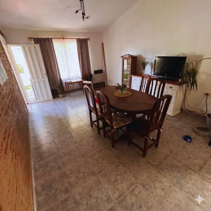 Casa con 3 dormitorios / Amplio terreno y departamento interno.