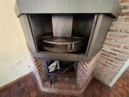 Casa Chalet c/ estilo de época - Doble Acceso, Pileta y Quincho Independiente.