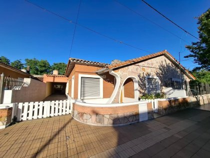 Casa Chalet c/ estilo de época - Doble Acceso, Pileta y Quincho Independiente.