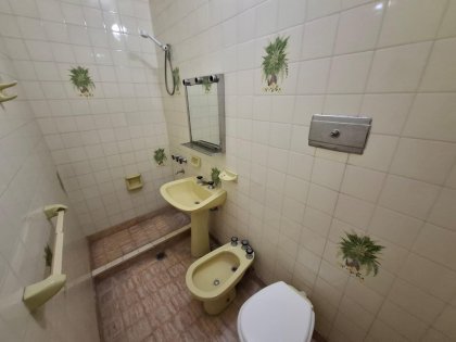 Casa Chalet c/ estilo de época - Doble Acceso, Pileta y Quincho Independiente.
