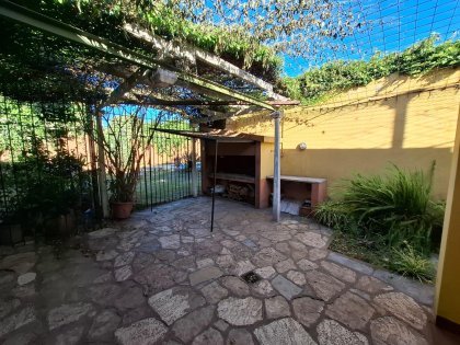 Casa Chalet c/ estilo de época - Doble Acceso, Pileta y Quincho Independiente.