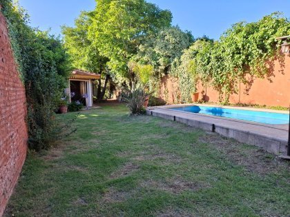 Casa Chalet c/ estilo de época - Doble Acceso, Pileta y Quincho Independiente.