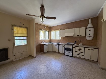Casa Chalet c/ estilo de época - Doble Acceso, Pileta y Quincho Independiente.